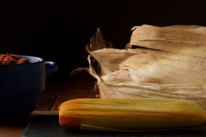 El que nace pa’ tamal del cielo le caen las hojas