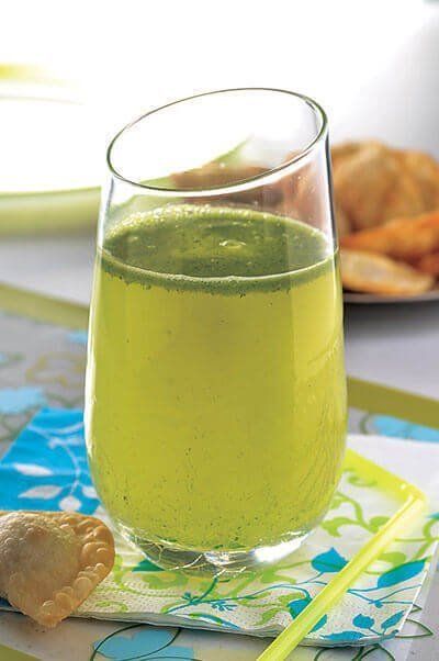 Agua de limón y albahaca