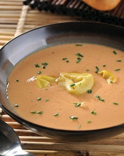 Sopa de jitomate con tortellini