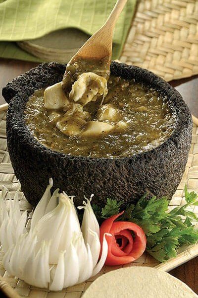 Molcajete de queso en salsa verde