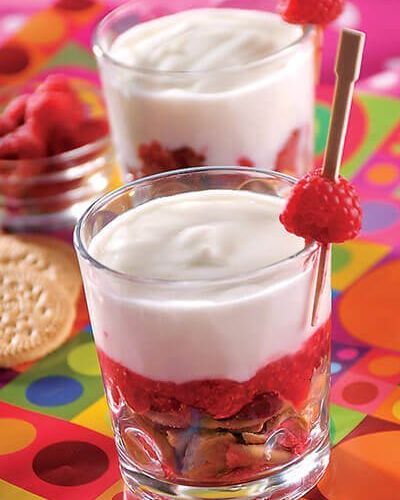 Cheesecake líquido con coulis de frambuesas