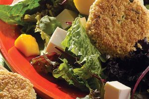 Tortitas de amaranto y ensalada con aderezo de mango