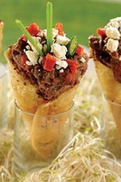 Conitos de tortilla rellenos de frijoles y chorizo