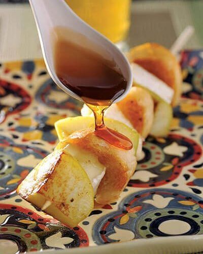 Brochetas de pan con manzana y queso Brie