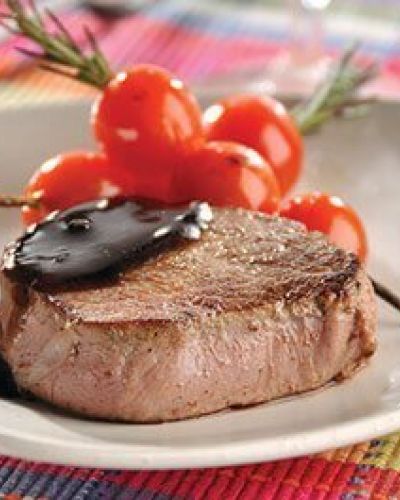 Filete con miel de balsámico y brocheta de jitomate cherry