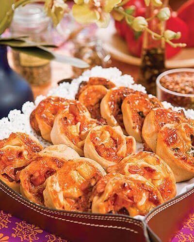 Minirroles de pimiento y pollo y de salchicha con piña