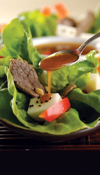 Ensalada con carne de res y vinagreta de tamarindo