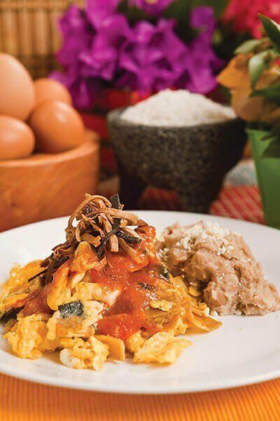 Huevos revueltos con tortilla bicolor