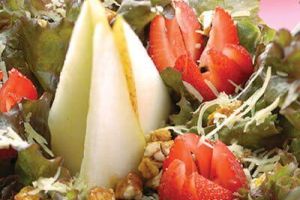 Ensalada de fresas y peras con vinagreta de balsámico