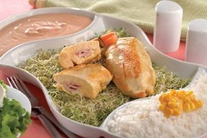 Pechugas rellenas de queso y jamón con salsa de chipotle