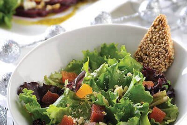 Ensalada de lechugas y kale con almendras azucaradas