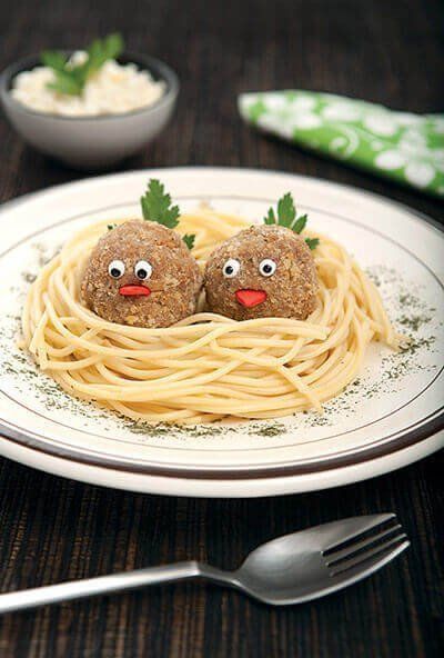 Nido de espagueti con pajaritos de carne