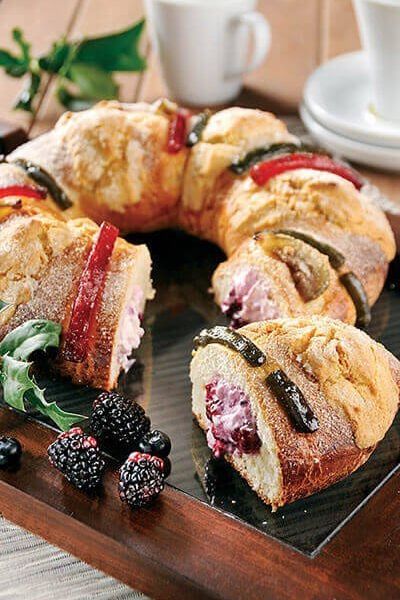 Roscón de reyes con relleno de queso y frambuesa