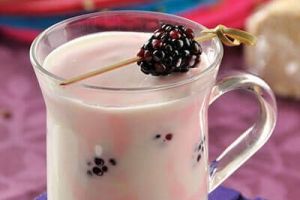 Bebida fantasmal de chocolate y zarzamoras