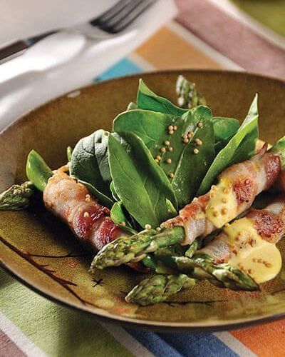 Ensalada de espinacas con espárragos envueltos en tocino