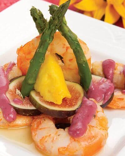 Camarones en salsa de frutos rojos y ensalada de higo