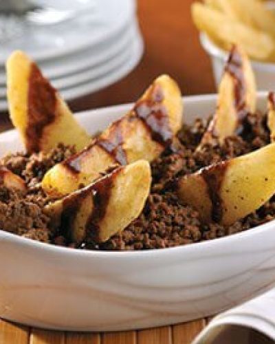 Papas gajo con carne molida y salsa pasilla