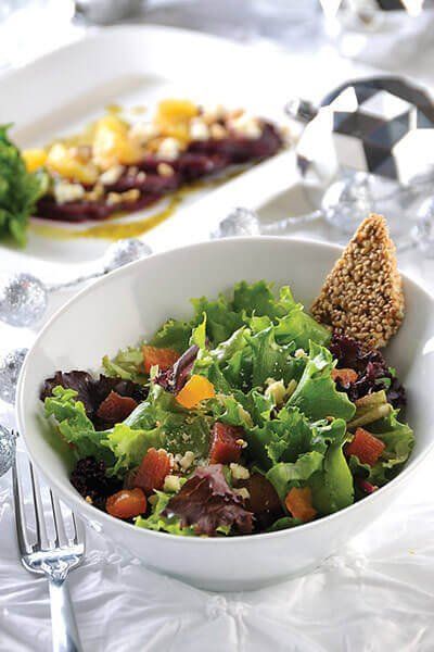 Ensalada de lechugas y kale con almendras azucaradas