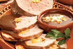 Rollo de pavo en salsa de pasilla