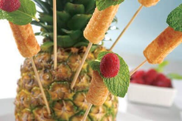 Brochetas de queso fritas con salsa de frambuesa