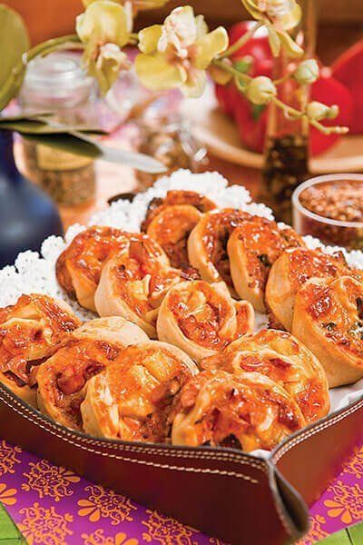 Minirroles de pimiento y pollo y de salchicha con piña