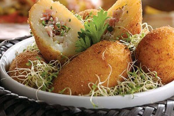 Croquetas de papa rellenas de jamón y queso