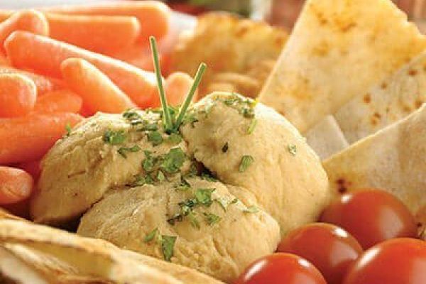 Dip de garbanzo con chips de pan árabe