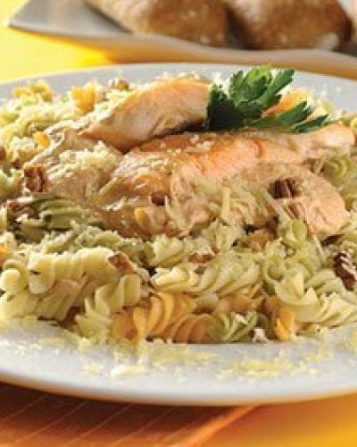 Pasta con salmón y salsa de nuez con chipotle