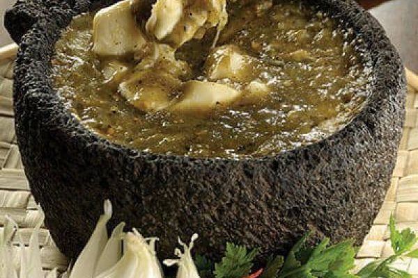 Molcajete de queso en salsa verde