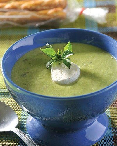 Sopa de chicharos con albahaca