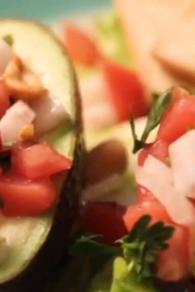 AGUACATES RELLENOS DE CACAHUATES Y VERDURAS