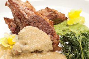 Costillas de cordero en mole de manzana