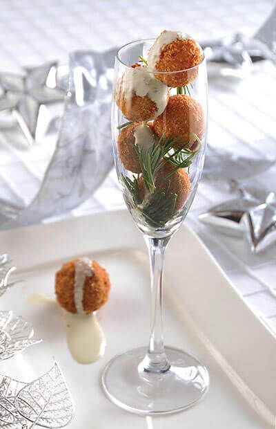 Croquetas de risotto de hongos con alioli de eneldo