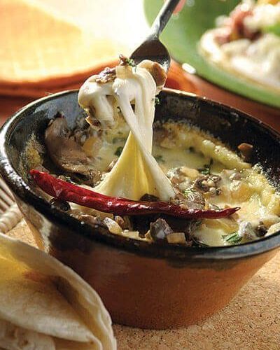 Cazuelita de queso con champiñones al ajillo