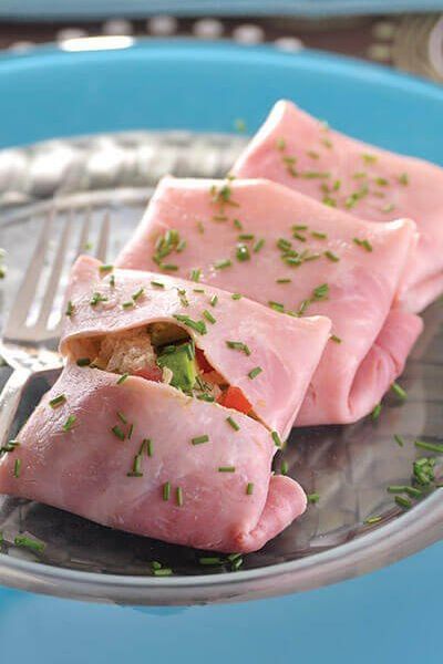 Sobrecitos de jamón rellenos de aguacate y chicharrón