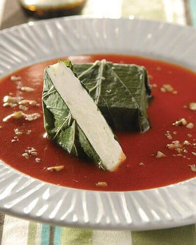 Envueltos de hoja santa con queso y nuez