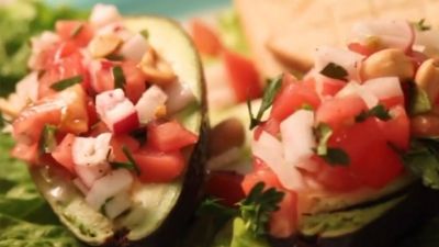 AGUACATES RELLENOS DE CACAHUATES Y VERDURAS