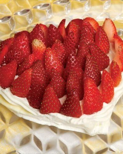 Merengue con chocolate blanco y fresas con crema