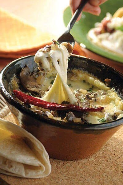 Cazuelita de queso con champiñones al ajillo