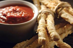 Palitos de queso con salsa de tomate