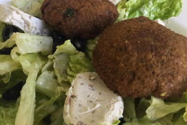 Ensalada con falafel y queso de cabra