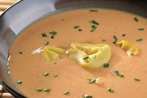 Sopa de jitomate con tortellini