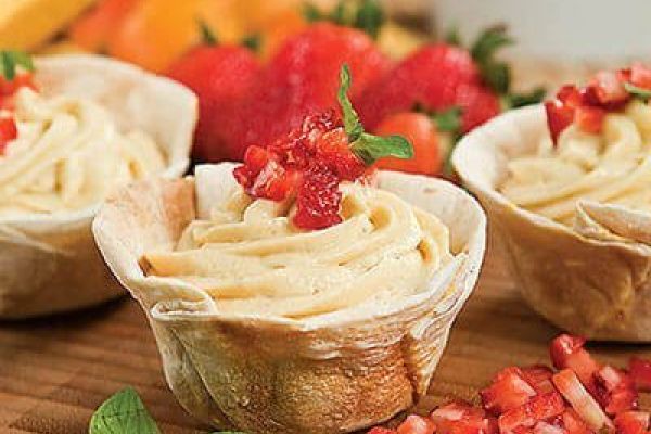 Canasta rellena con mousse de plátano