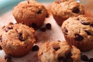 Muffins de vainilla y chispas de chocolate vegetarianos