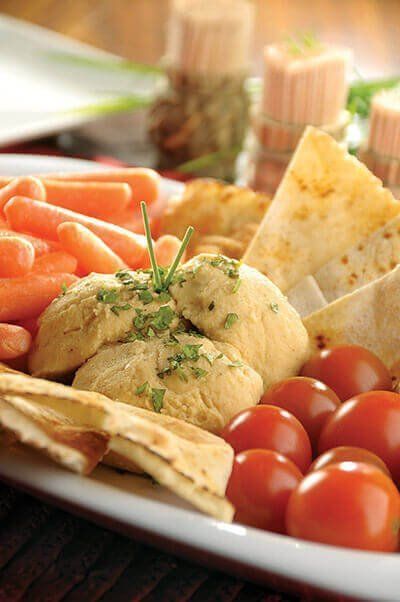 Dip de garbanzo con chips de pan árabe