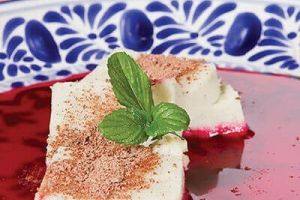 Nicuatole de almendras con salsa de tunas y chocolate