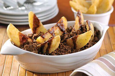Papas gajo con carne molida y salsa pasilla