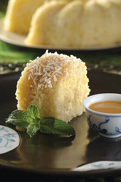 Pastel de arroz y coco con salsa de cajeta