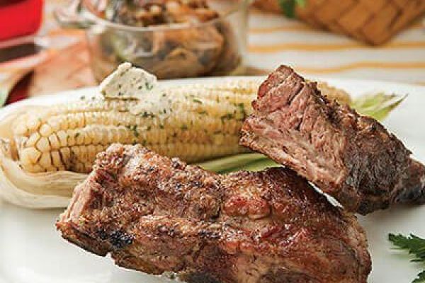 Costilla de cerdo y elotes asados