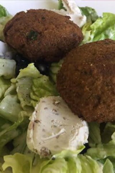 Ensalada con falafel y queso de cabra